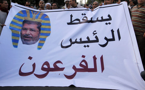 Χαρακτηριστικό πανό που απεικονίζει τον Μόρσι ως Φαραώ